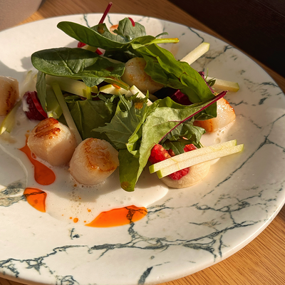 Гребешок с кремом из белых грибов в W - cocktails & food по цене 1370 ₽