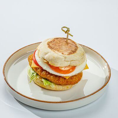 Английский маффин со стрипсом из цыпленка в The Brasserie по цене 520 ₽