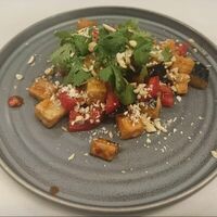 Салат с хрустящими баклажанами в Balance cafe