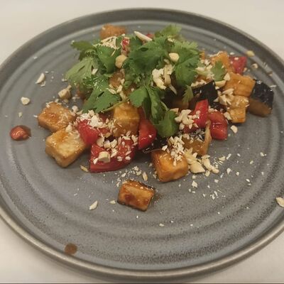 Салат с хрустящими баклажанами в Balance cafe по цене 552 ₽