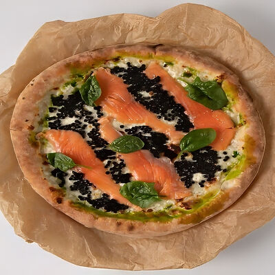 Пицца с лососем и молекулярной икрой с пышным бортом в iL Патио по цене 26 р.
