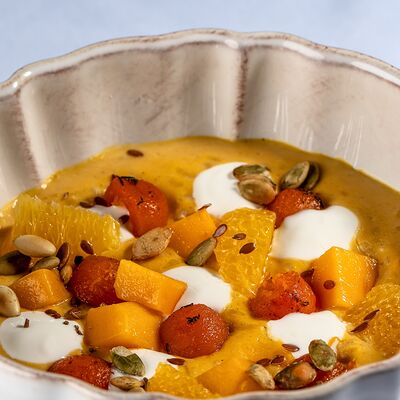 Рисовая каша с тыквой, манго и сыром шевру в МОМО по цене 1050 ₽