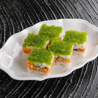 Ролл с тобико, васаби и лососемв Ginza по цене 1590 ₽