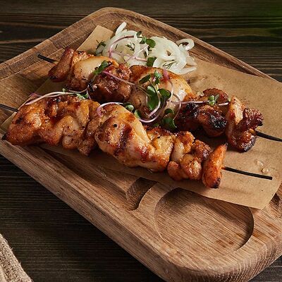 Шашлычок куриный на шпажке в Хочу и буду по цене 546 ₽