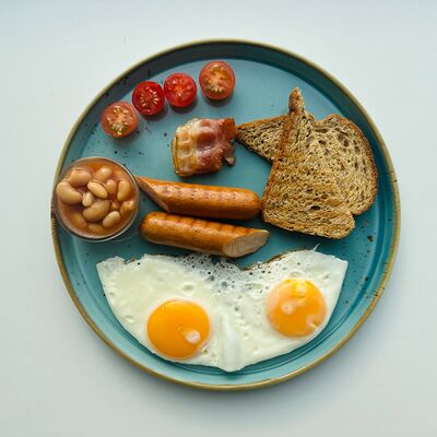 Английский завтрак — глазунья с куриной колбаской, беконом и фасолью в Губка кофе по цене 550 ₽