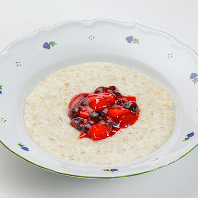 Овсяная каша с ягодами и клубничным джемом в Begin cafe по цене 520 ₽