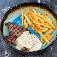 Стриплоин, картофель фри, перечный соус в Flamin