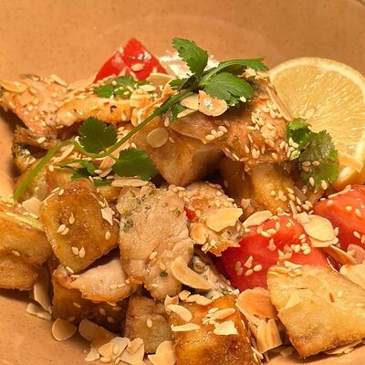 Тёплый салат с баклажаном и курицей в Trattoria Siesta по цене 760 ₽