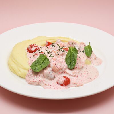 Фрикасе с лососем и пюрев Еще одна кондитерская Академик по цене 990 ₽