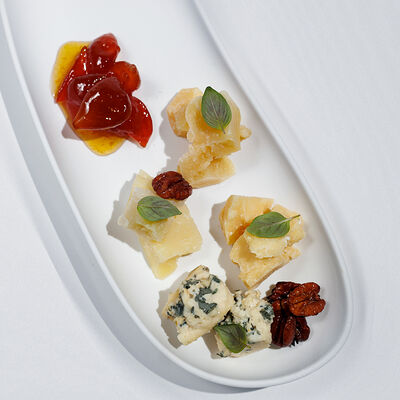 Тарелка выдержанных сыров с вареньем из кумквата и карамельным пеканом в Sadko по цене 1868 ₽