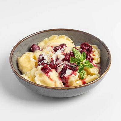 Вареники с творогом и кокосовым соусом с вишней в Kitchen по цене 480