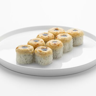 Теплый ролл с нежным лососем Медиум в Маяк дзиро по цене 1039 ₽