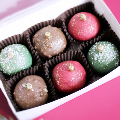 Набор из пирожных Картошка ассорти на Новый год в форме елочных игрушекв Miracle bakery по цене 1650 ₽