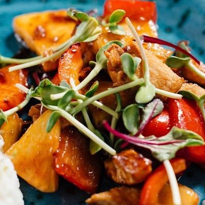 Вегетарианский вок с овощами в соусе сладкий Чили с лапшой или рисом на выбор в Mr.Mao по цене 540 ₽