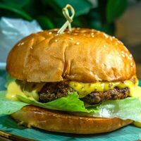 Бургер с говяжьей котлетой в Eva bistro