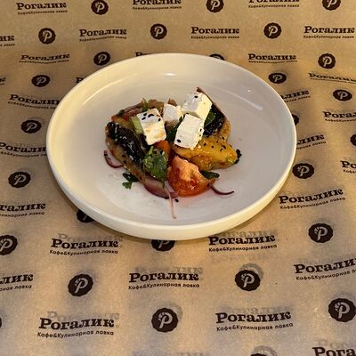 Салат с баклажанами и сыром фета в Рогалик по цене 357 ₽