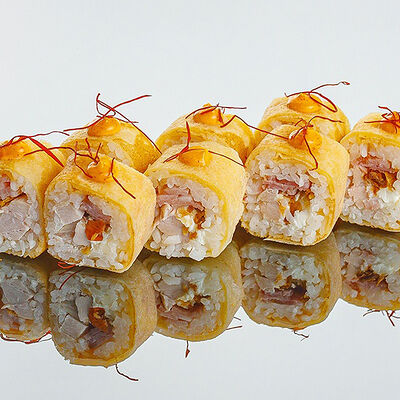 Ролл Томаго маки с копченой курицей в Rolls Bar по цене 391 ₽