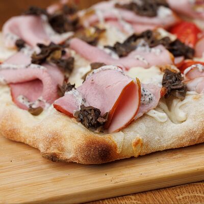 Пицца римская Ветчина и грибы в Pizza Roma по цене 800 ₽