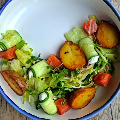 Салат с форелью в Смокер по цене 710 ₽