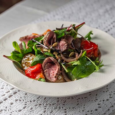 Салат с ростбифом и печеным перцем в Дом купчихи Ершовой по цене 900 ₽