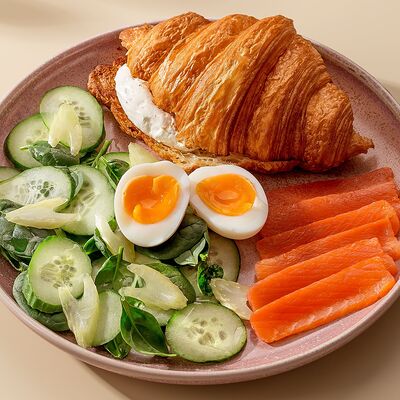 Круассан с форелью в Комод по цене 780 ₽