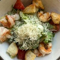 Салат Цезарь с креветками гриль в Larionov Grill & Bar