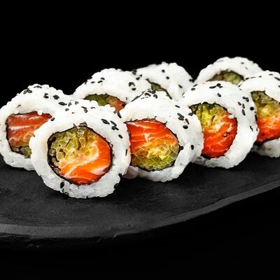 Ролл с лососем и огурцом в Sushi please по цене 1100 ₽