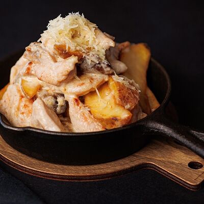 Сковородка с курицей в Rogulevs Burgers по цене 640 ₽