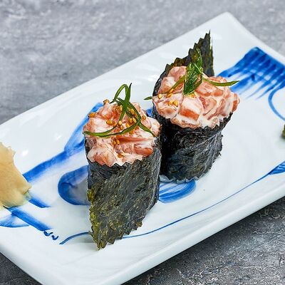 Лосось-шисо-майо в Kazoku по цене 690 ₽