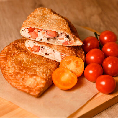 Чебуссэр с копченой курицей и томатом в Чебуссэр по цене 325 ₽