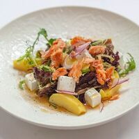Салат с лососем, листьями салата и нежным сыром в Фреско