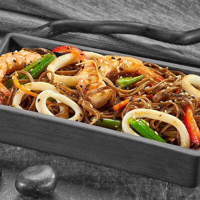 Соба с морепродуктами в Суши Мастер по цене 349 ₽