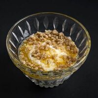 Мацони с медом и орехами в Mimi Грузинские рестораны