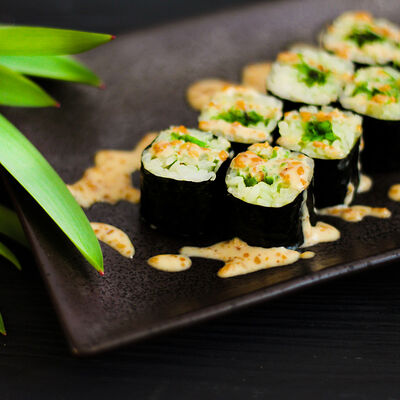 Маки с чукой и ореховым соусом в Yomayo по цене 185 ₽