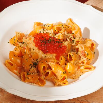 Конкилье со сливочным соусом, крабом и красной икрой в TiAMA по цене 1990 ₽