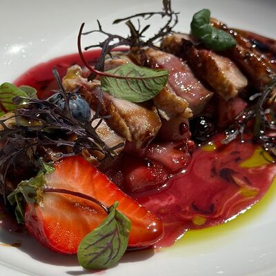 Утиное филе с грушей и ягодным соусом в Wine & Vine по цене 1240 ₽