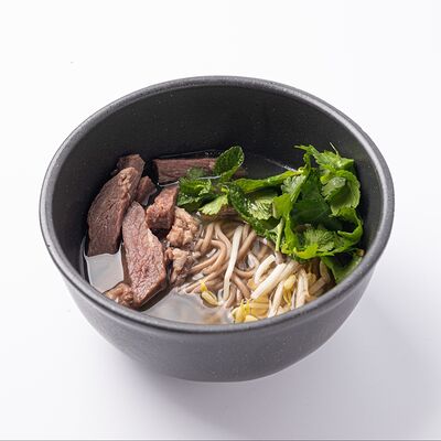 Пряный бульон из говядины с гречневой лапшой в Финнеганс по цене 690 ₽