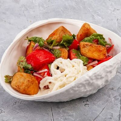 Салат с жареными баклажанами, томатами и страчателлой в Наше место по цене 520 ₽