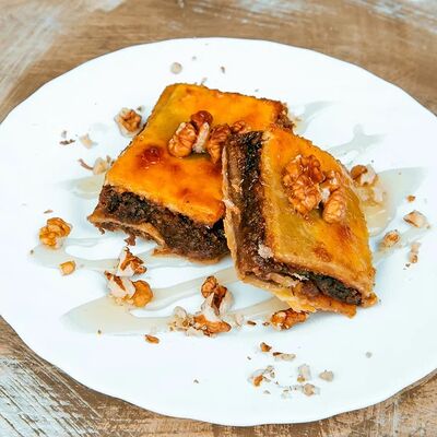 Пахлава с грецким орехом в Чуду халяль по цене 132 ₽