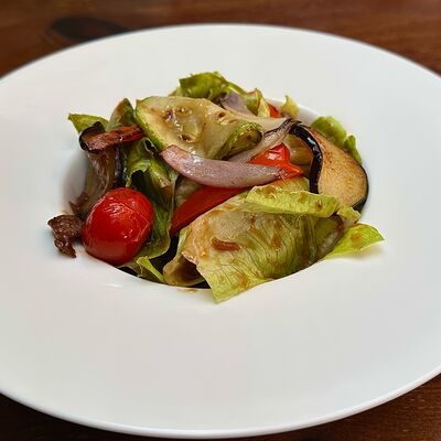 Салат гриль с говядиной и соусом BBQ в Houdini по цене 28 р.