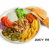 Шаверма на тарелке из курицы на углях в Juicy Fish