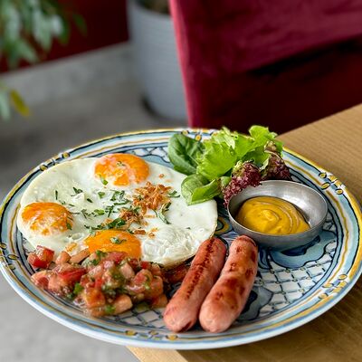 Глазунья с колбасками гриль в Orengo food по цене 640 ₽