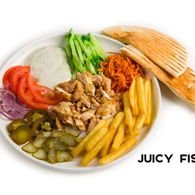 Шаверма на тарелке из курицы на углях в Juicy Fish по цене 440 ₽