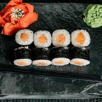 Классический ролл Сяке маки в Sushi san