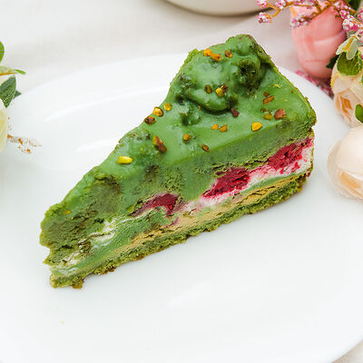 Торт с малиной фисташковый в Enjoy по цене 400 ₽