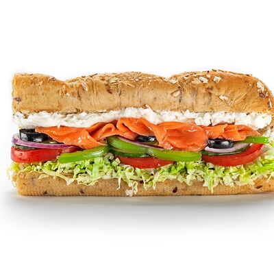 Сэндвич с лососем и крем-чизом с ломтиками красной рыбы и сливочным сыром в Subway по цене 610 ₽