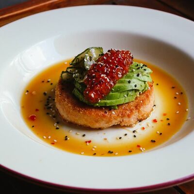 Крабкейк с авокадо, икрой и соусом манго-чилив Пинки Бандински по цене 36 р.