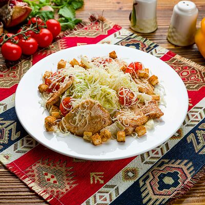 Цезарь с куриной грудкой в Грузинская кухня по цене 700 ₽