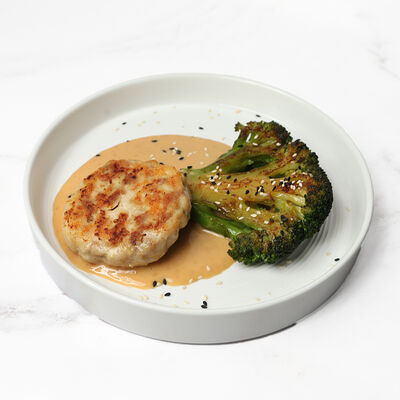 Котлета из куриного бедра со стейком из брокколи и соусом в MOGU по цене 625 ₽