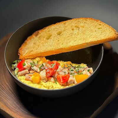 Скрембл с индейкой, черри и пармезаном в Voodoo bar по цене 630 ₽